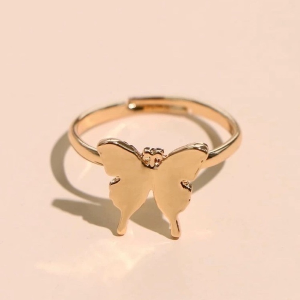 3/$30 ๐ Butterfly Ring